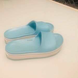 Crocs comfy fit. Size 9 and is roomy. Would also fit 9.5 size. 2 inch heel